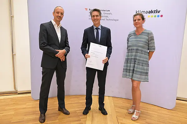 Im Bild von links nach rechts: Sektionschef Jürgen Schneider, Gordon Bilgeri, Gundula Weber