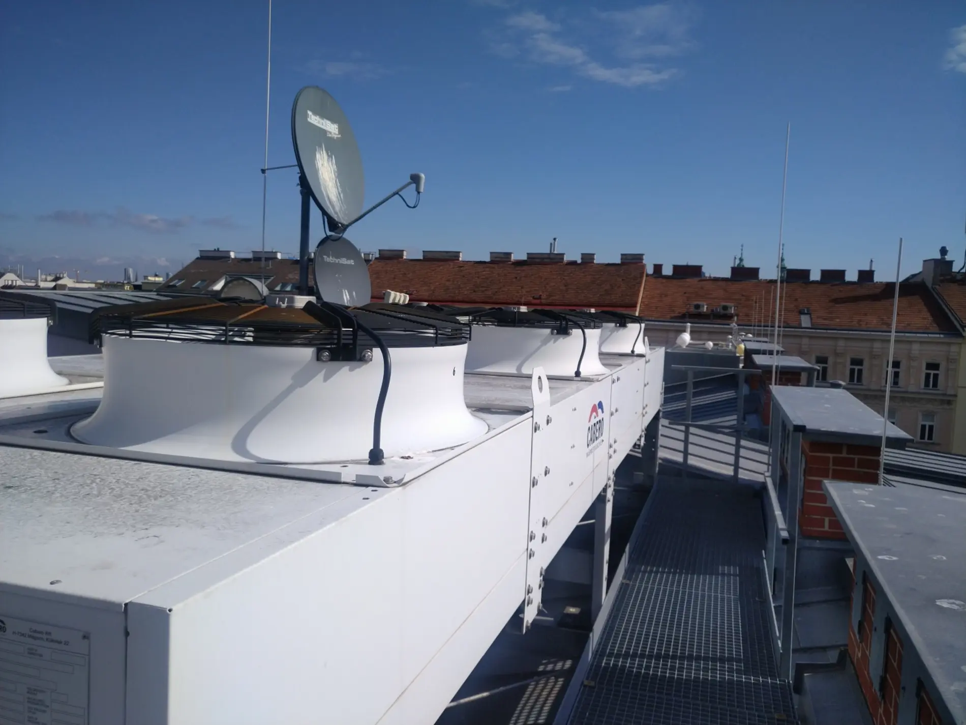 Lüftungsanlage auf dem Dach des Hotel Harmonie