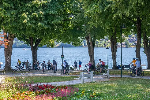 Teilnehmende kommen mit Nockbikes am Seeufer des Millstättersees an