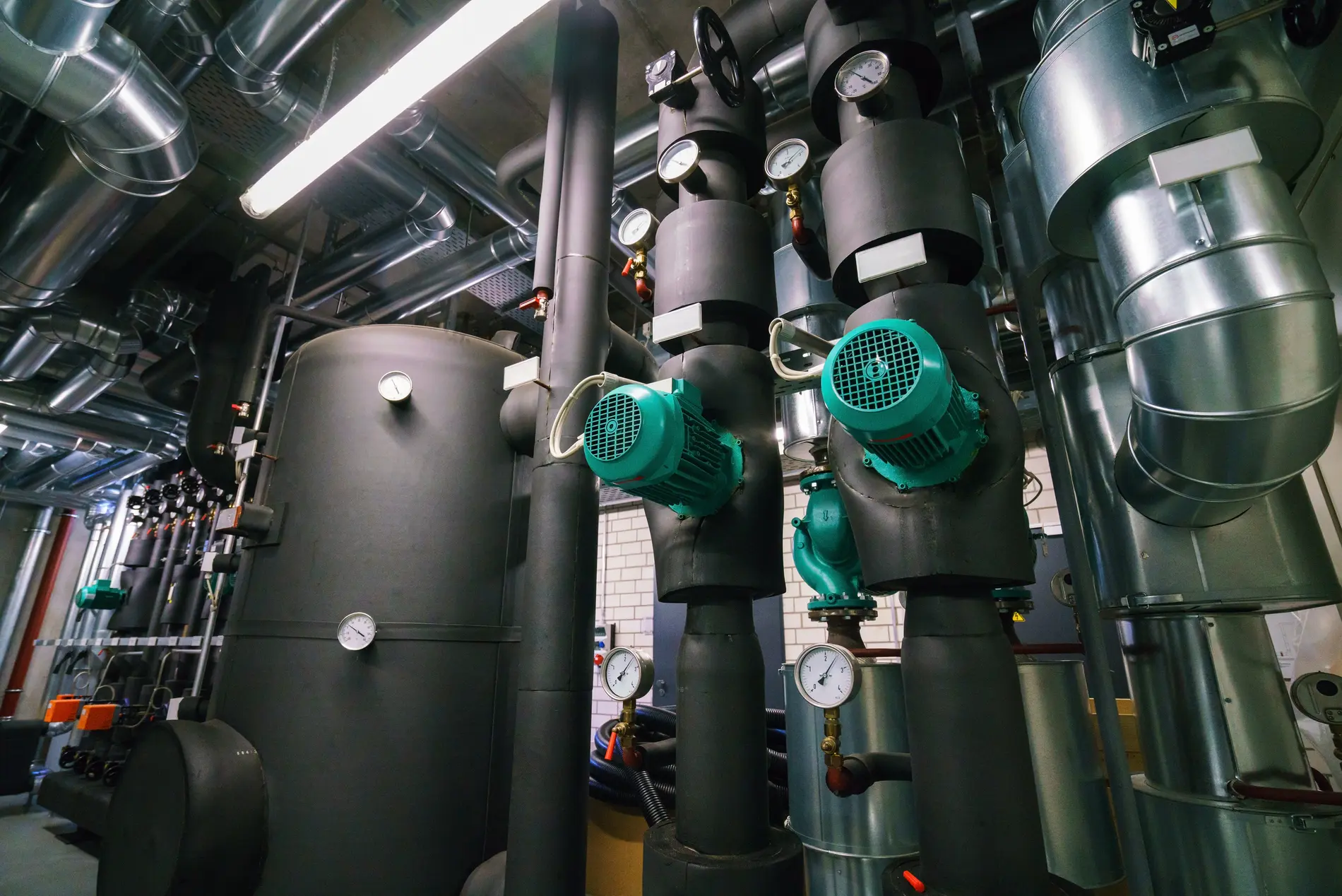 Gedämmte Industrierohre und -geräte in einer Kesselanlage