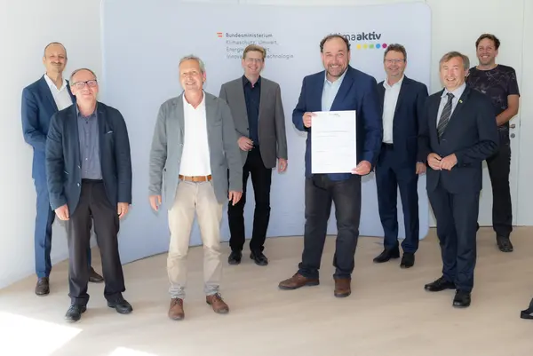 klimaaktiv Gold Auszeichnung für die Tagesbetreuung Langenzersdorf. Im Bild: Jürgen Schneider (Klimaschutzministerium), Tobias Steiner (IBO),  Andreas Arbesser (Bürgermeister), Helmut Haider (Gemeindeamtsdirektor), Bernhard Rainer und Peter König (Geschäftsführende Gemeinderäte), Johannes Kislinger (AH3 Architekten), Herbert Greisberger (enu)