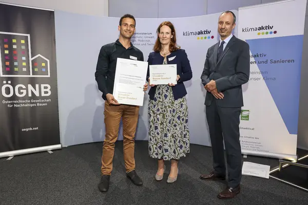 Ausgezeichnetes Projekt: Wohnhausanlage Gundackergasse 25/ Stiege 2 und 5, 1220 Wien<br /> Fertigstellung, klimaaktiv BRONZE<br /><br />  Bauherrschaft: Familienwohnbau gemeinnützige Bau- und Siedlungsgesellschaft m.b.H.<br /> Architektur: Freimüller Söllinger Architektur ZT GmbH<br /> Bauphysik & Haustechnik: Dr. Ronald Mischek ZT GmbH<br /> Bauleitung: WIEBE Wiener Bauträger- und Entwicklungsges.m.b.H.<br /> Weitere Beteiligte: Steiner Bau GmbH<br /> klimaaktiv Consultant: Familienwohnbau gemeinnützige Bau- und Siedlungsgesellschaft m.b.H.