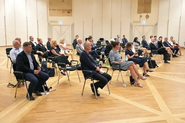 Die Kompetenzpartner:innen sitzen im Saal verteilt