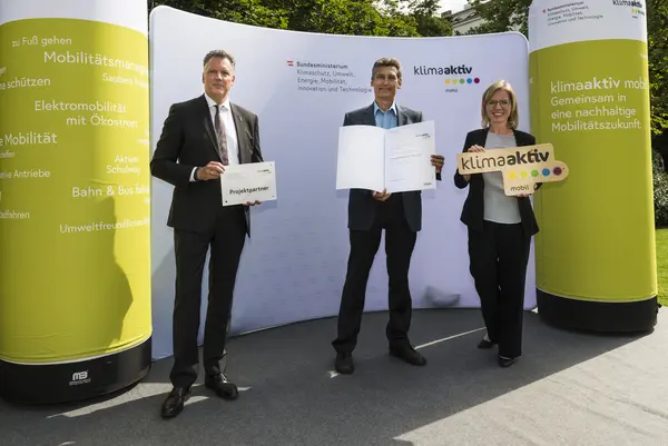 Die Fahrschule Mattersburg - DI Karl Karner erhält die Auszeichnung als klimaaktiv mobil Fahrschule. Im Bild: Karl Karner gemeinsam mit FBM Leonore Gewessler und Alexander Klacska, Obmann der Bundessparte Transport und Verkehr der Wirtschaftskammer Österreich.