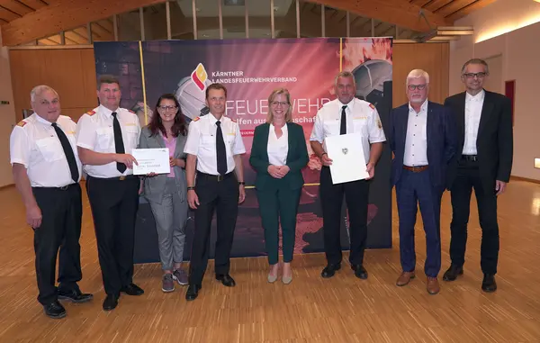 Im Bild: Klimaschutzministerin Leonore Gewessler, Landesrätin Sara Schaar, Landesfeuerwehrkommandant Rudolf Robin, Dietmar Hirm, Klaus Tschabuschnig (Kärntner Feuerwehrverband), Gerhard Kopeinig (ARCH+MORE ZT), Baumeister Walter Kofler, Manfred Freitag (KELAG)