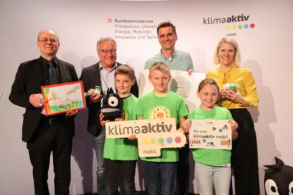 Peter Waldl (Schulleiter), Hannelore Haberl, Ines, Phillip, Tobias, gemeinsam mit LH-Stv. Heinrich Schellhorn, Robert Thaler (BMK) und Postbus-Vorständin Silvia Kaupa-Götzl
