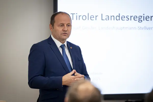 ein Mann spricht auf einer Bühne