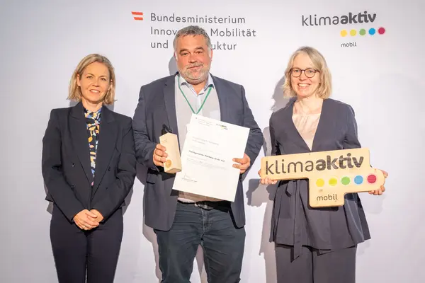 Am 23.9.2025 fand die Verleihung des Fußverkehrs-Awards von klimaaktiv mobil in Graz statt. Im Bild: Bürgermeister Dietmar Stegfellner (Wartberg ob der Aist), gemeinsam mit Sektionsleiterin Cornelia Breuß (BMIMI) und Stephanie Schwer (Österreichischer Städtebund)
