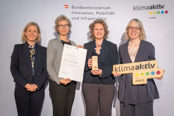 Am 23.9.2025 fand die Verleihung des Fußverkehrs-Awards von klimaaktiv mobil in Graz statt. Im Bild: In Vertretung für den 23. Wiener Gemeindebezirk Petra Jens (Wiener Fußverkehrsbeauftragte) und Astrid Klimmer-Pölleritzer (MA 18 - Stadtenwicklung und Stadtplanung), gemeinsam mit Sektionsleiterin Cornelia Breuß (BMIMI) und Stephanie Schwer (Österreichischer Städtebund)
