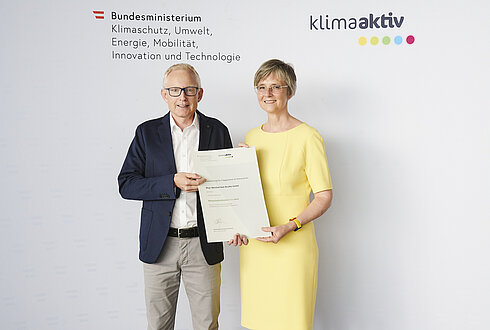 Im Bild (links nach rechts): Gilbert Ludwiger (Technischer Leiter, Prokurist) mit Bettina Bergauer (BMK)