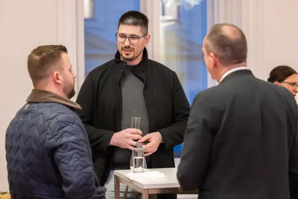 Personen unterhalten sich auf einer Veranstaltung