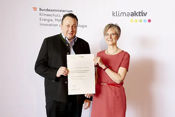 DI Dr. Bettina Bergauer, Stellvertretung Stabsstelle Dialog zu Energiewende und Klimaschutz, zeichnete am 24. März 2022 energieeffiziente Betriebe und Beratungsunternehmen aus.  Ausgezeichnetes Beratungsunternehmen: ETAAGO   Im Bild: Gottfried Kadecka (Geschäftsführer) mit Bettina Bergauer (BMK)