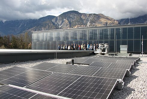 PV-Anlage auf dem Dach des Landeskrankenhauses Hall mit den Exkrusions-Teilnehmer:innen