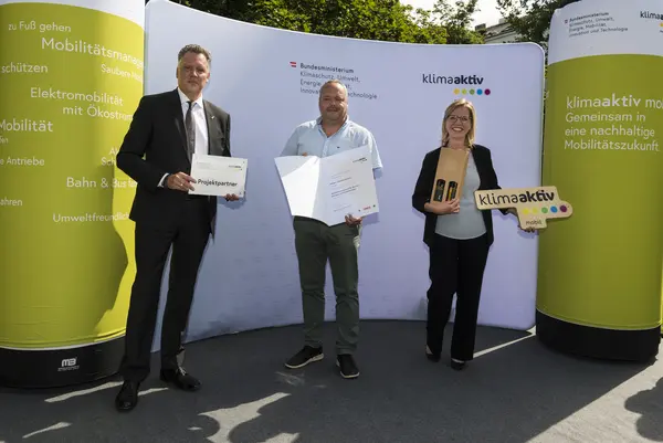 Das Weingut Johannes Autrieth wird für die Anschaffung eines elektrisch betriebenen Traktors ausgezeichnet. Im Bild: Johannes Autrieth gemeinsam mit FBM Leonore Gewessler und Alexander Klacska, Obmann der Bundessparte Transport und Verkehr der Wirtschaftskammer Österreich.