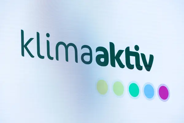 Logo klimaaktiv abfotografiert von einem Bildschirm