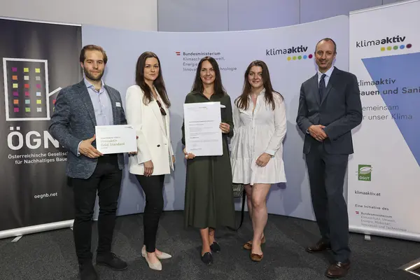 Ausgezeichnetes Projekt: Wohnhaus Amalienstraße, 1130 Wien<br /> Fertigstellung, 903 von 1000 klimaaktiv Punkten, klimaaktiv GOLD<br /><br />  Bauherrschaft & Bauleitung: Peter Pilz & Partner<br /> Projektentwicklungs GmbH<br /> Architektur & Bauphysik: Basis ZT GmbH<br /> Haustechnik: EBA Cooling Systems GmbH<br /> klimaaktiv Consultant: pulswerk GmbH