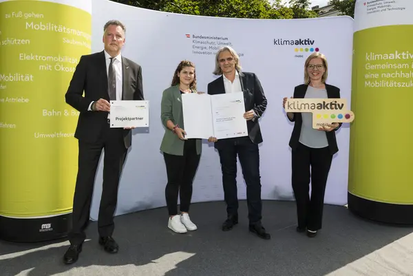 Die ÖBB wird für die Anschaffung von 100 E-Rädern für das interne Bike-Sharing Angebot im Rahmen von ÖBB E-Bike4you ausgezeichnet. Im Bild: Markus Leibetseder und Veronika Salmhofer gemeinsam mit FBM Leonore Gewessler und Alexander Klacska, Obmann der Bundessparte Transport und Verkehr der Wirtschaftskammer Österreich.