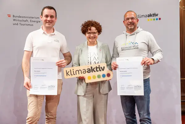 Menschen mit Urkunden lächeln in die Kamera