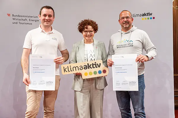 Menschen mit Urkunden lächeln in die Kamera