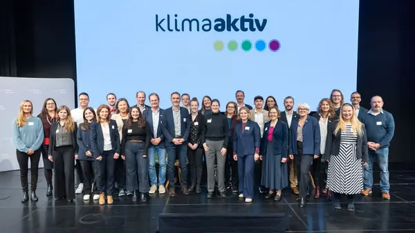 Gruppenfoto auf einer Bühne