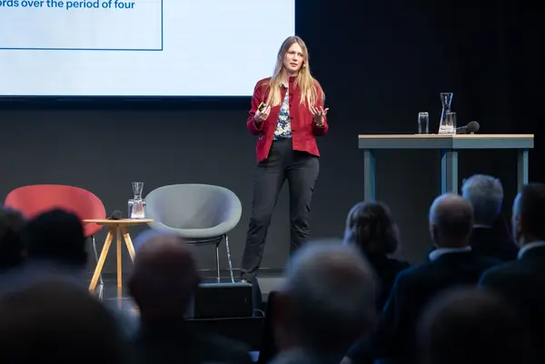 Frau spricht auf einer Bühne