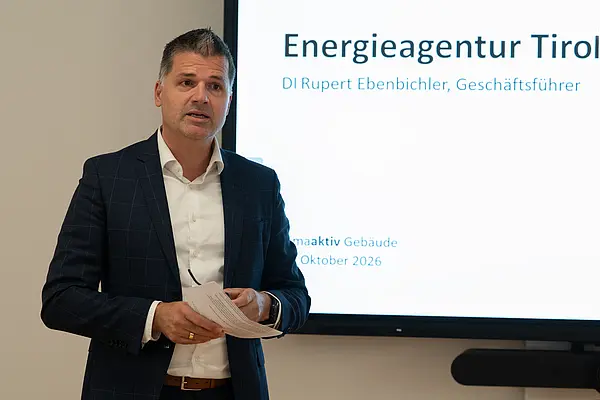 eine Person spricht auf einer Bühne
