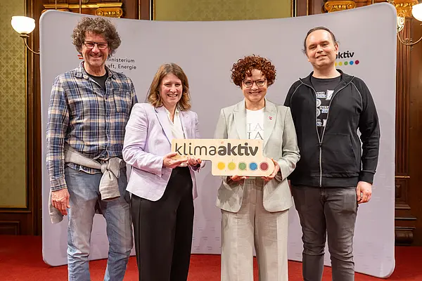 Gruppenfoto vor Fotowand