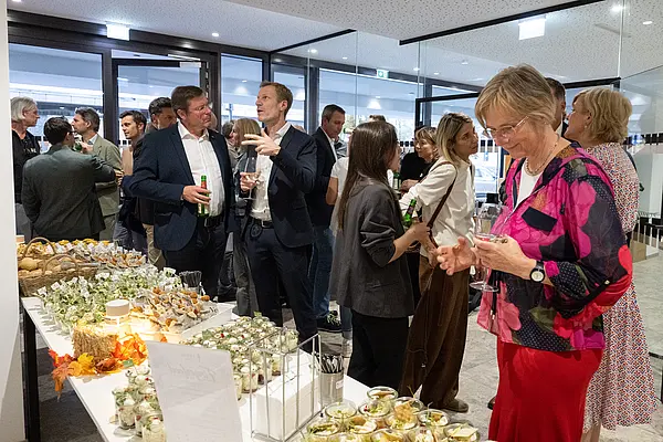 Menschen auf einer Veranstaltung beim Catering