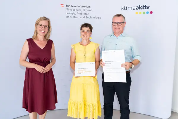 Im Bild: Klimaschutzministerin Leonore Gewessler, Eva und Jörg Moser