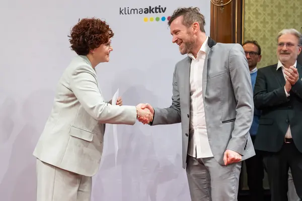 Menschen auf einer Bühne bei einer Veranstaltung