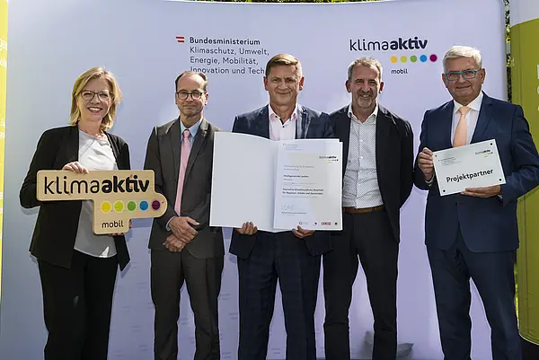 Die Stadtgemeinde Leoben wird für die Anschaffung einer elektrischen Kehrmaschine, die CO2-Emissionen und Lärm einspart, ausgezeichnet. Im Bild: Bürgermeister Kurt Wallner, Stadtamtsdirektor Willibald Baumgartner und Christian Huber gemeinsam mit FBM Leonore Gewessler und Gemeindebundpräsident Alfred Riedl.