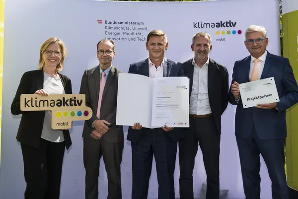 Die Stadtgemeinde Leoben wird für die Anschaffung einer elektrischen Kehrmaschine, die CO2-Emissionen und Lärm einspart, ausgezeichnet. Im Bild: Bürgermeister Kurt Wallner, Stadtamtsdirektor Willibald Baumgartner und Christian Huber gemeinsam mit FBM Leonore Gewessler und Gemeindebundpräsident Alfred Riedl.
