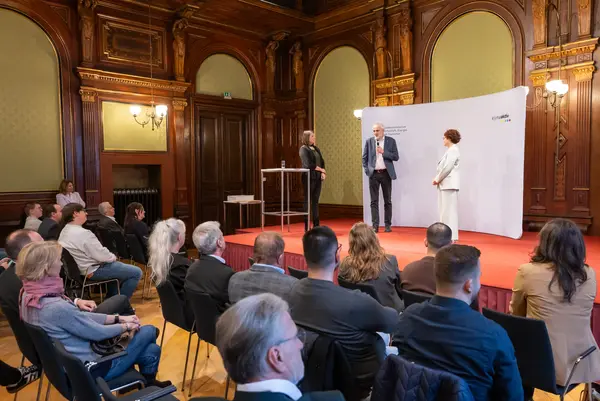 Menschen auf einer Bühne bei einer Veranstaltung