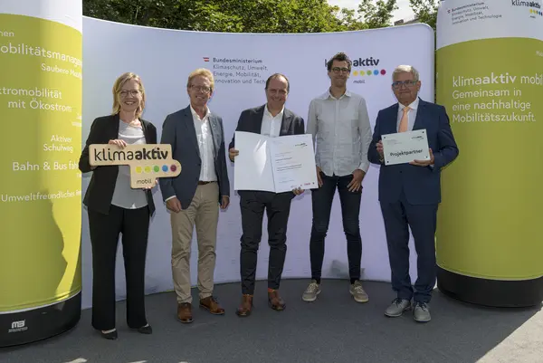 Die Stadtgemeinde Gleisdorf wird für die Errichtung von zwei Geh- und Radwegen ausgezeichnet. Im Bild: Bürgermeister Christoph Stark, Philipp Sonnleitner und Werner Wallner gemeinsam mit FBM Leonore Gewessler und Gemeindebundpräsident Alfred Riedl.