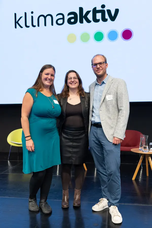 3 Personen auf einer Bühne