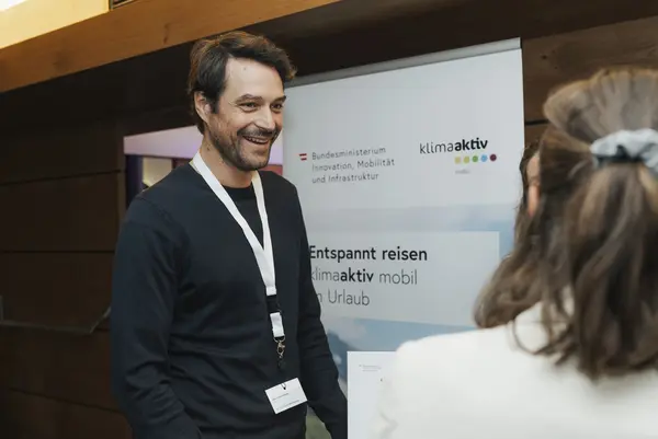 Personen im Gespräch im Konferenzsaal