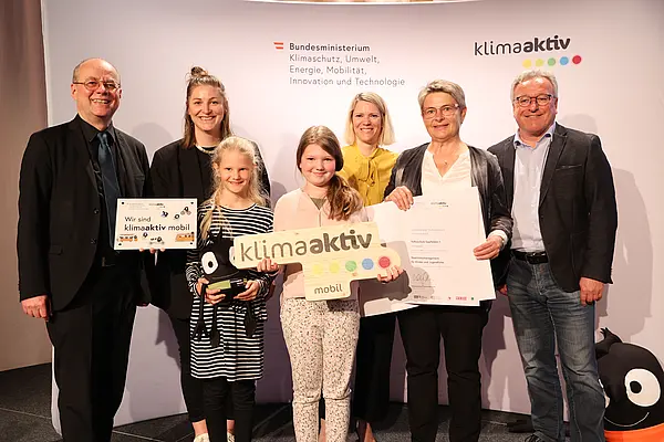 Ingrid Rödel (Direktorin), Magdalena Stanonik (klimaaktiv mobil Koordinatorin), Marie, Annabelle gemeinsam mit LH-Stv. Heinrich Schellhorn, Robert Thaler (BMK) und Postbus-Vorständin Silvia Kaupa-Götzl