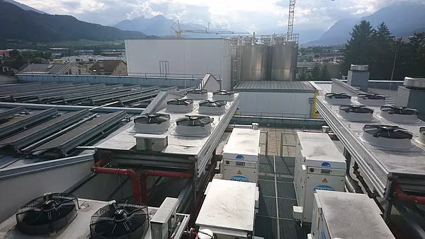 Energiesparendes Kältesytem für den produzierenden Bereich, Blick auf das Dach des Firmengebäudes der Firma Recheis