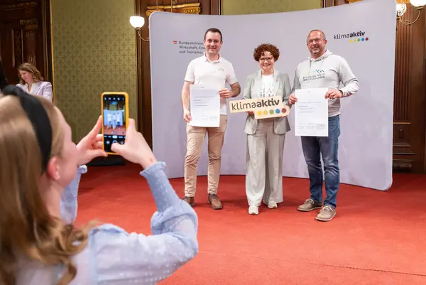 Menschen mit Urkunden lächeln in die Kamera