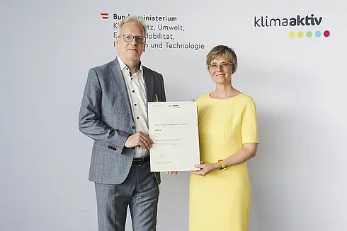 Im Bild von rechts nach Links: Gerhard Bartak (Abteilungsleiter Energie und Abfallwirtschaft) mit Bettina Bergauer (BMK)