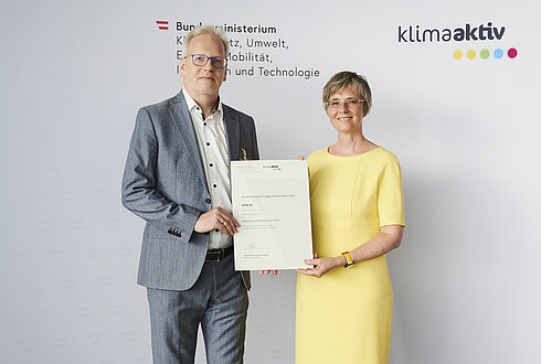 Im Bild von rechts nach Links: Gerhard Bartak (Abteilungsleiter Energie und Abfallwirtschaft) mit Bettina Bergauer (BMK)