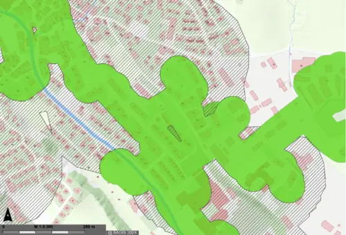 Der Kartenausschnitt zeigt ein bestehendes Wärmenetz mit dem Bereich, in dem weitere Anschlüsse möglich sind und jenem Bereich, der aufgrund der Wärmenachfragedichte grundsätzlich für eine Erschließung mit dem Wärmenetz geeignet wäre.