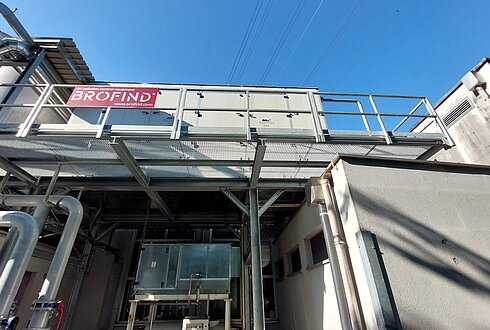 Industrieanlage mit Ammoniak-Kühlsystem, Wäscher und Rohrleitungen unter freiem Himmel.