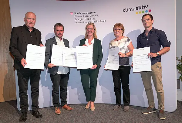 Im Bild: Klimaschutzministerin Leonore Gewessler, Tobias Schmerlaib und Wolfram Stöby (Fortschritt Gemeinnützige Bau-, Wohnungs- und Siedlungsgenossenschaft für Kärnten), Martha und Wolfgang Gärtner (Gärnter Architekten)