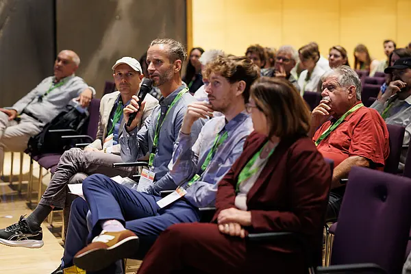 Konferenzteilnehmer im Publikum spricht ins Mikrofon