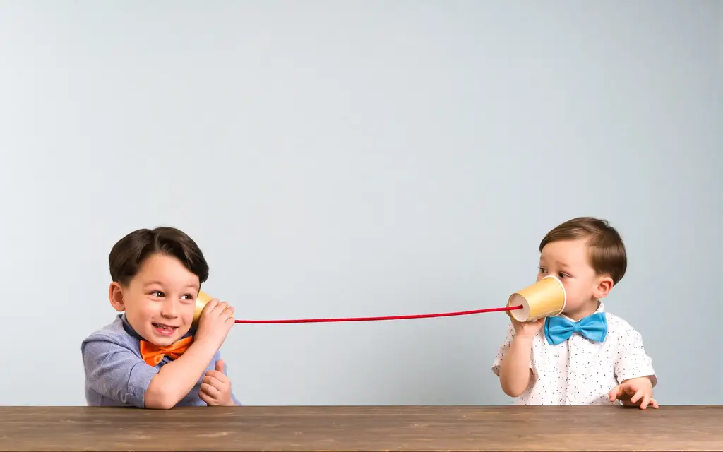 Kinder mit Schnurtelefon