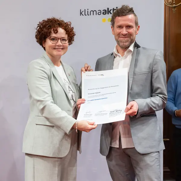 Menschen auf einer Bühne bei einer Veranstaltung