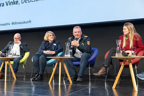 Personen auf einer Bühne bei einer Diskussionsrunde