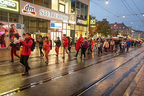 Menschen beim Nightwalk durch Graz