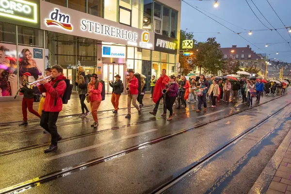 Menschen beim Nightwalk durch Graz